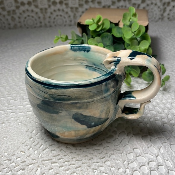 Handcrafted pottery mug - Picture 1 of 6